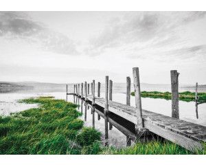 Fotobehang van een pier aan een meer, met een rustige waterspiegel.