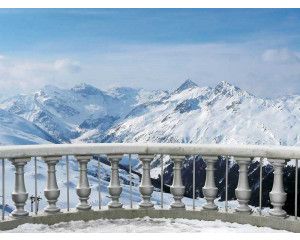 Fotobehang met een prachtig uitzicht op besneeuwde bergen, perfect voor een serene en winterse sfeer.