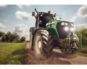 Tractor fotobehang met een trekker op een boerderij, ideaal voor een boeren- of landelijke sfeer in de ruimte.