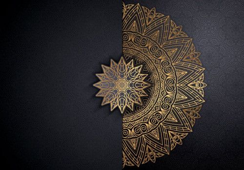 Fotobehang met een gouden mandala op een abstracte, zwarte achtergrond.