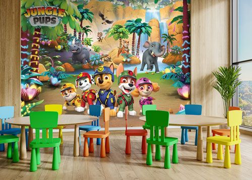 Paw Patrol fotobehang met Chase, Marshall, Skye, Rubble en andere pups tijdens een jungleavontuur in een kleurrijke kinderkamer.